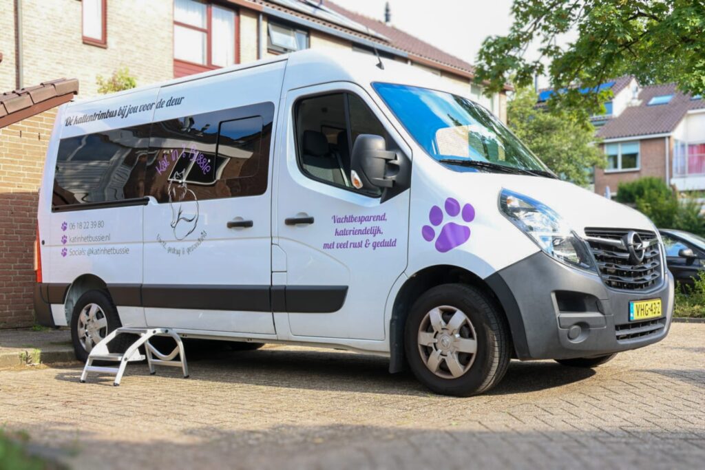 Vooraanzicht van mobiele kattentrimsalon Kat in ’t Bussie